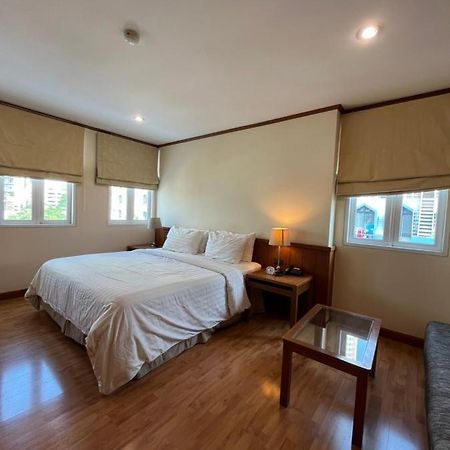 Jhouse Thonglor Hotel Банкок Екстериор снимка