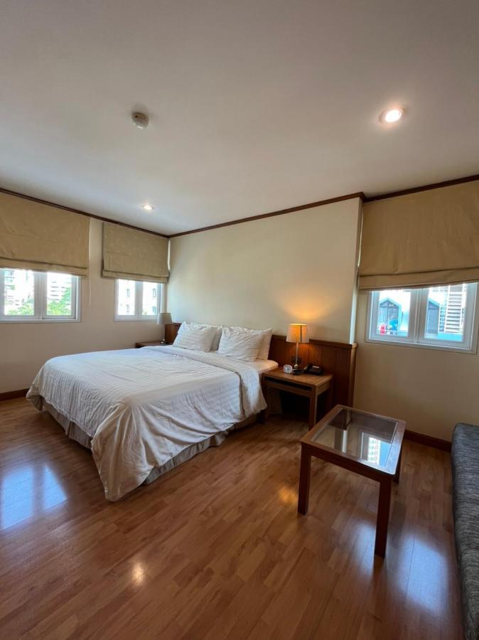Jhouse Thonglor Hotel Банкок Екстериор снимка